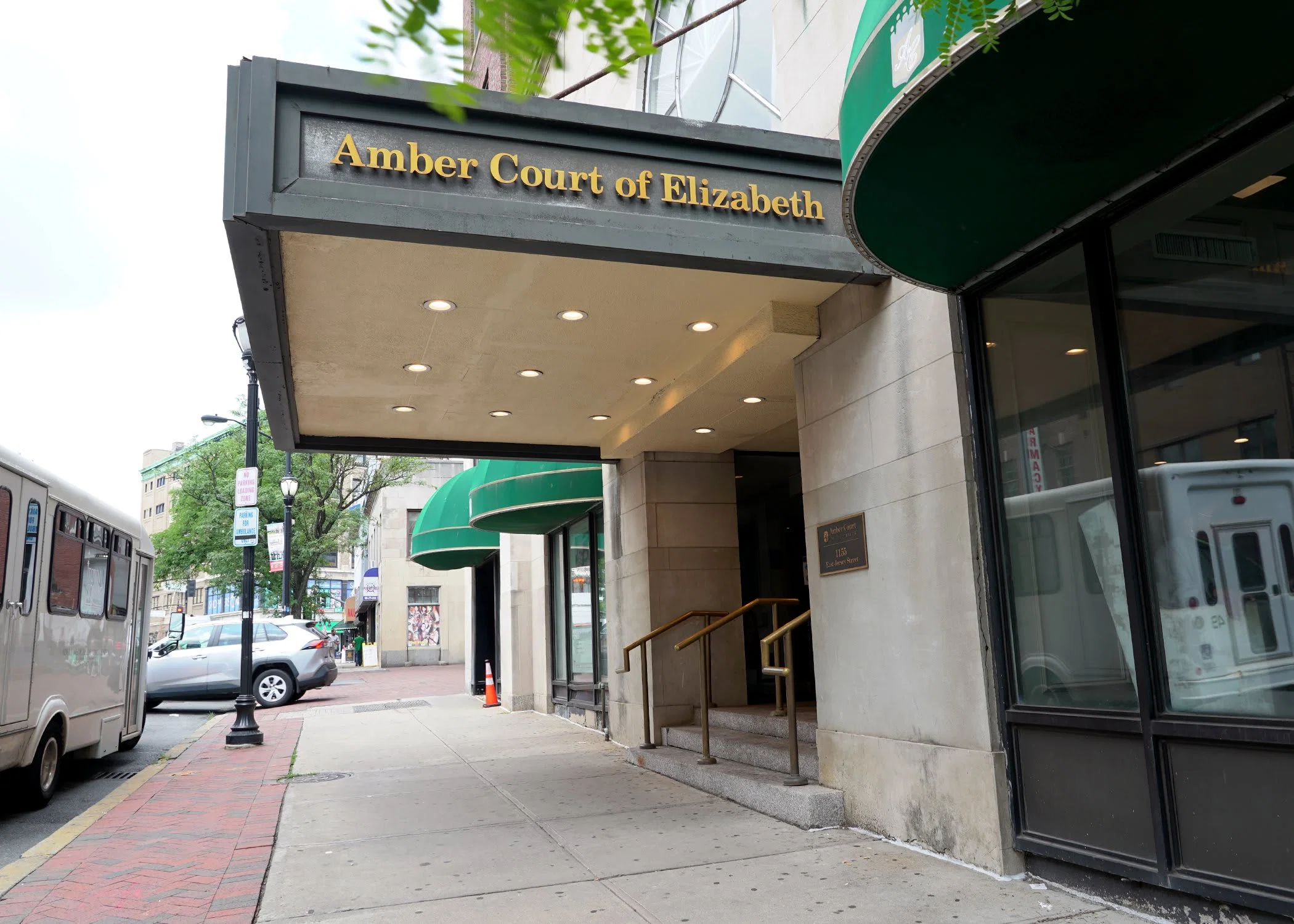 Amber Court of Elizabeth