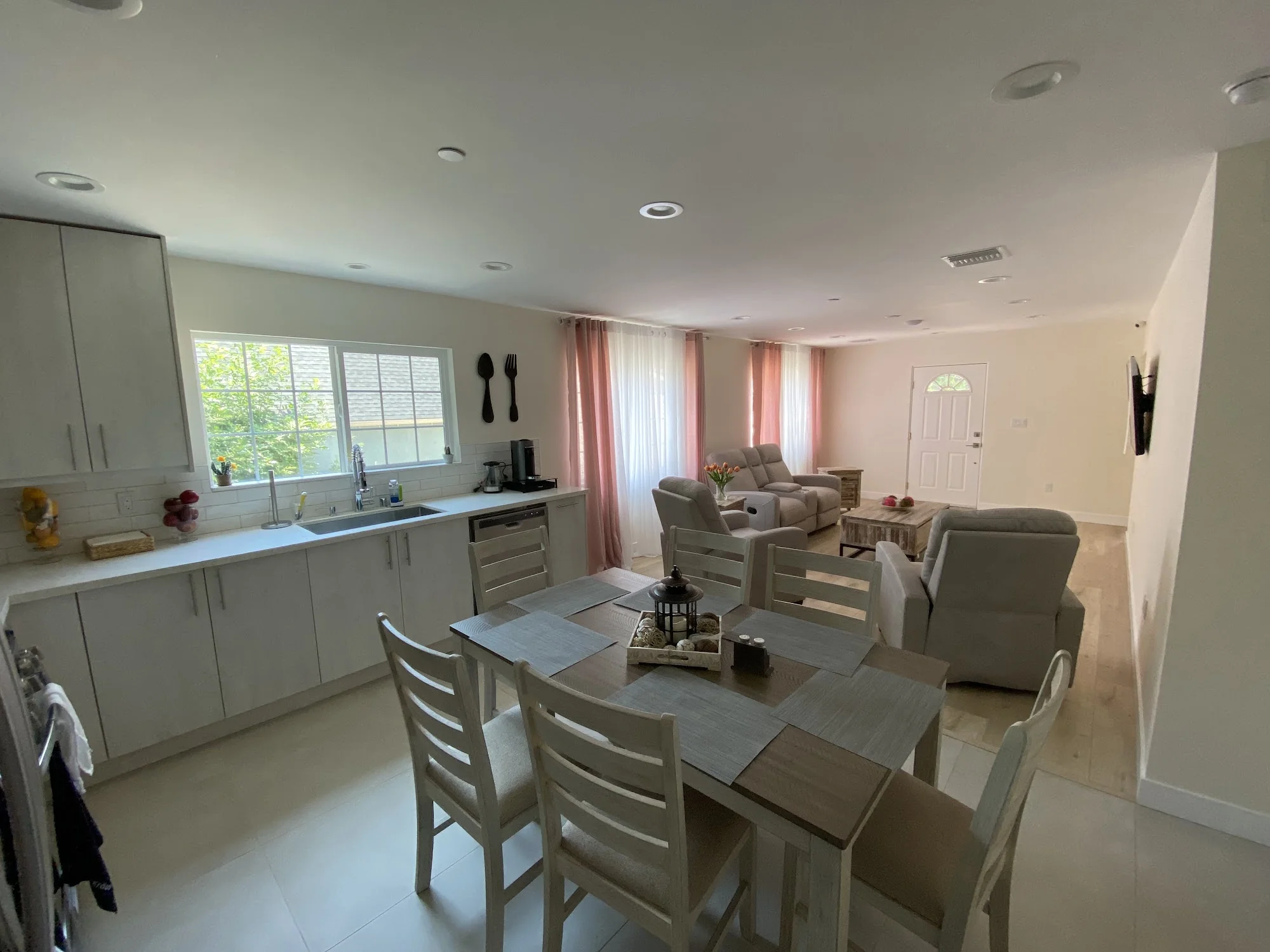 EATON CANYON VILLAS - SENIOR LIVING FACILITY, BOARD AND CARE, MEMORY CARE