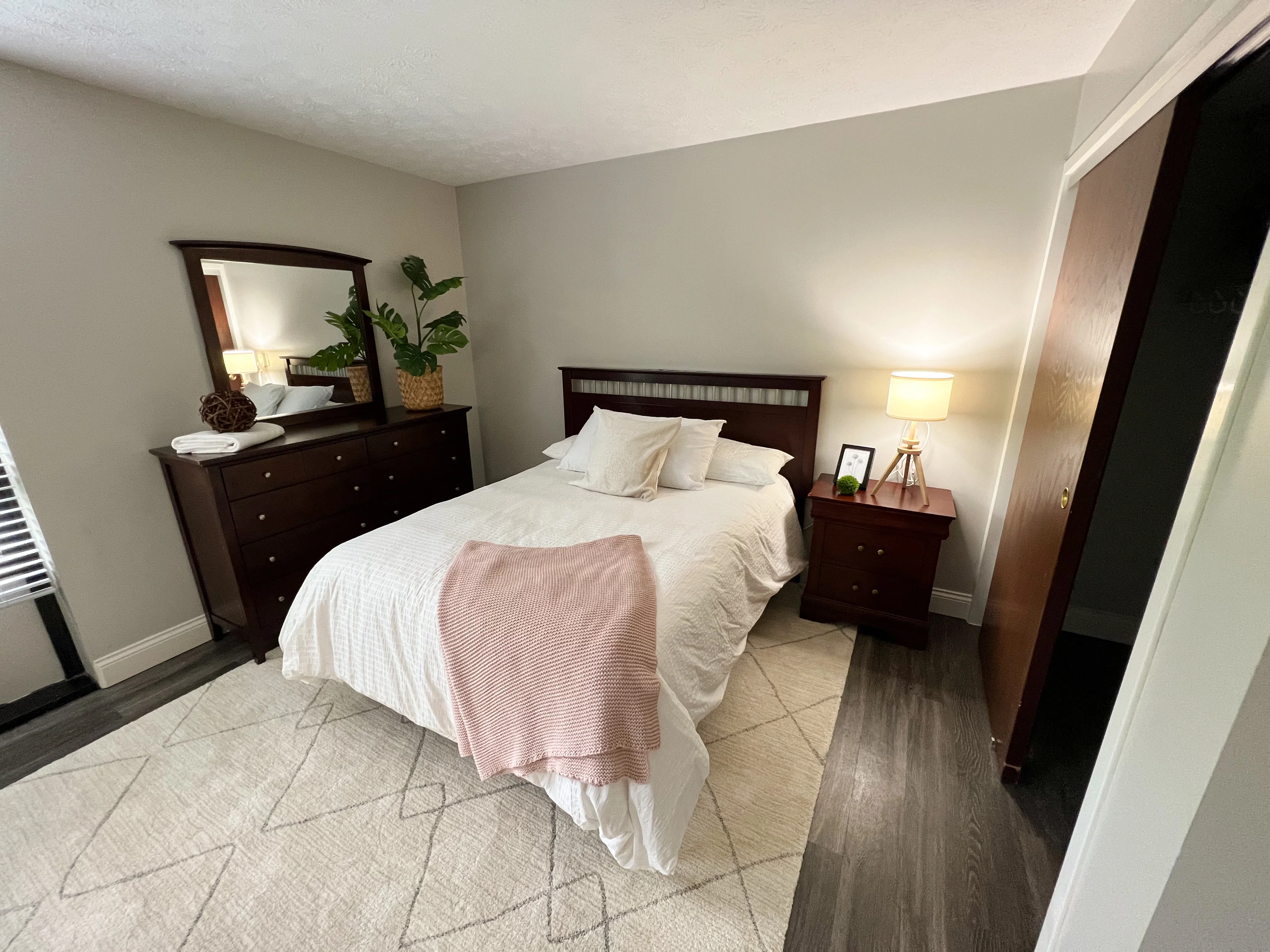 IVY KNOLL SENIOR LIVING