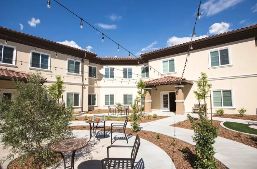 THE POINTE AT SUMMIT HILLS