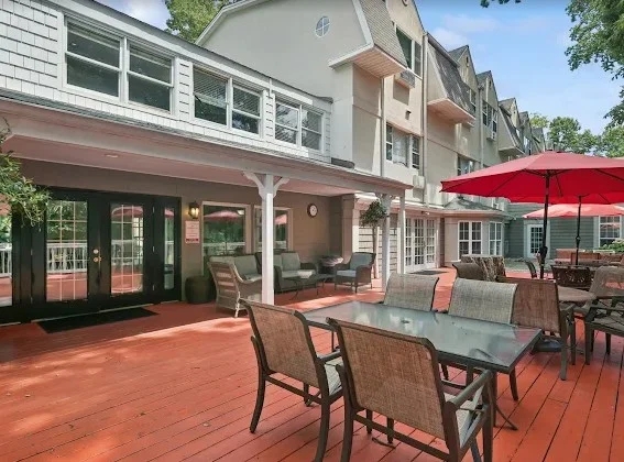 VIVA SENIOR LIVING AT CHESTNUT HILL