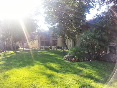 COUNTRY CLUB MANOR