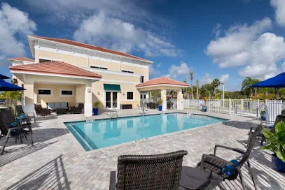 THE PINEAPPLE HOUSE AT SAPPHIRE LAKES
