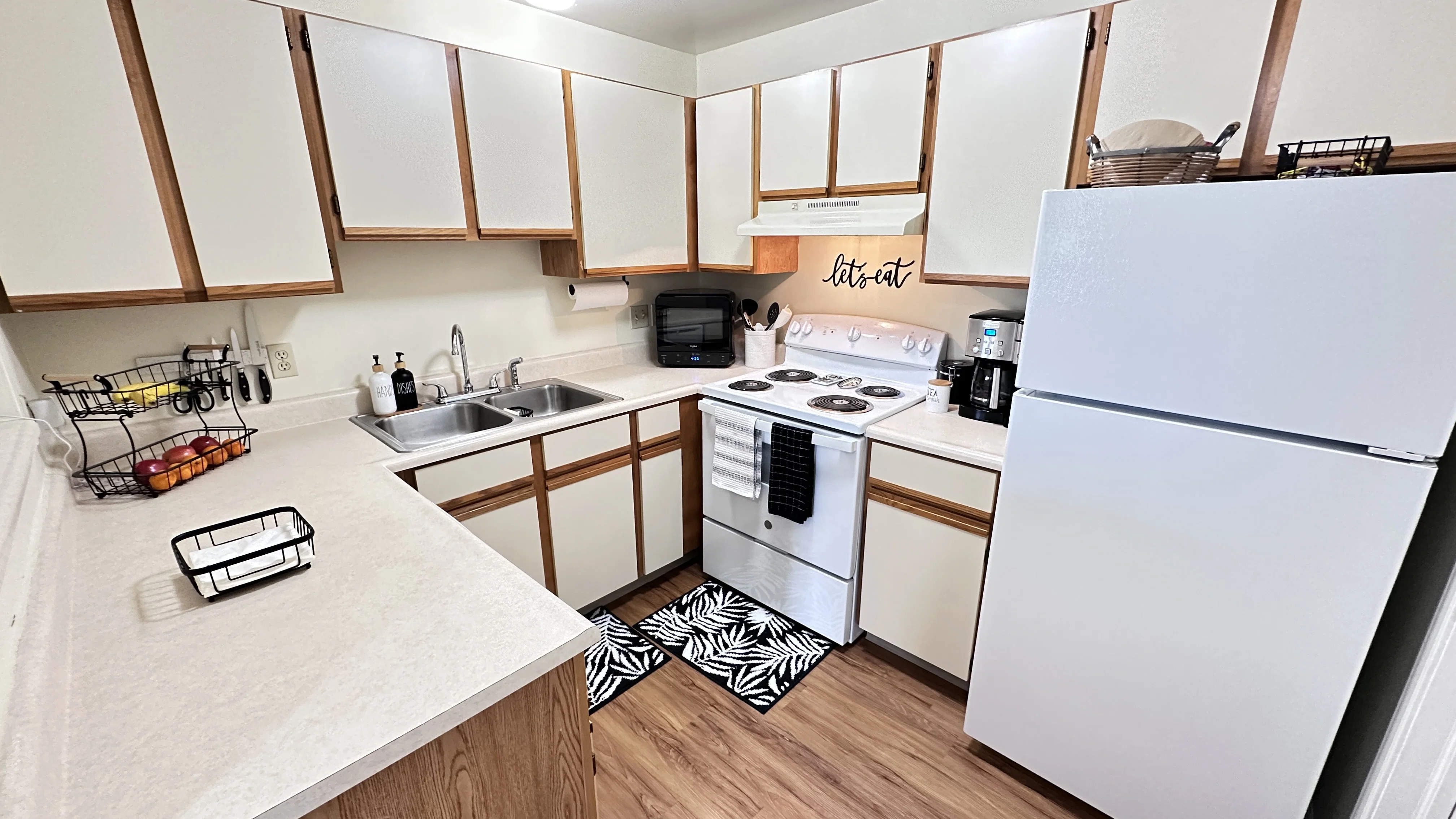 BROOKWOOD FARMS APARTMENTS