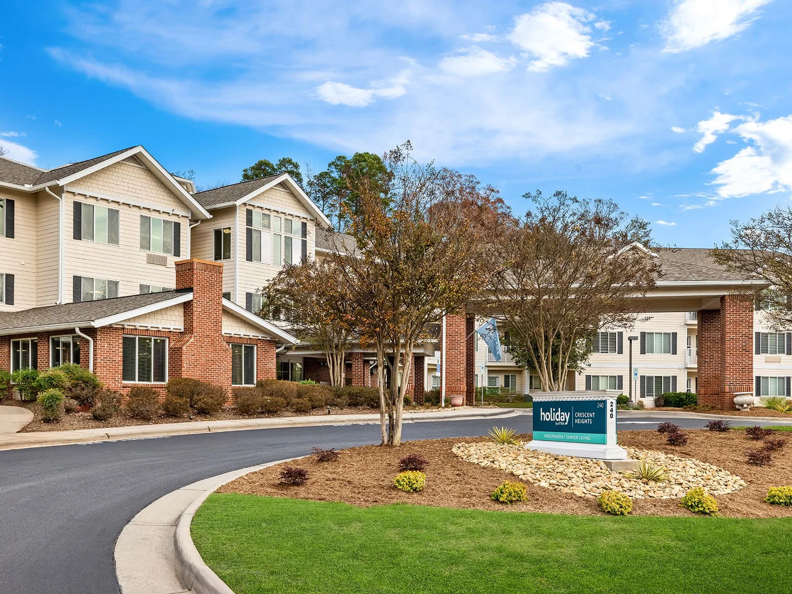 Holiday Crescent Heights - Independent Living photo