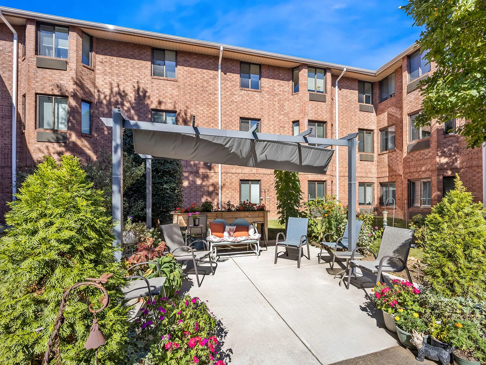 HOLIDAY FORSYTH COURT