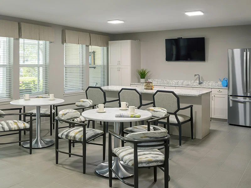 HOLIDAY WHITE OAKS