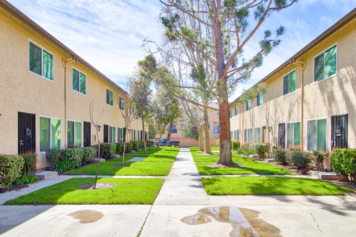 SYCAMORE SQUARE APARTMENTS