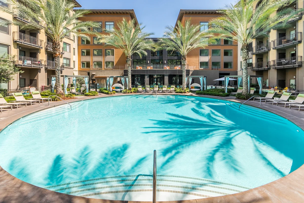 THE COLONY AT THE LAKES APARTMENTS