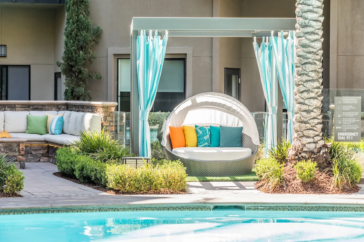 THE COLONY AT THE LAKES APARTMENTS