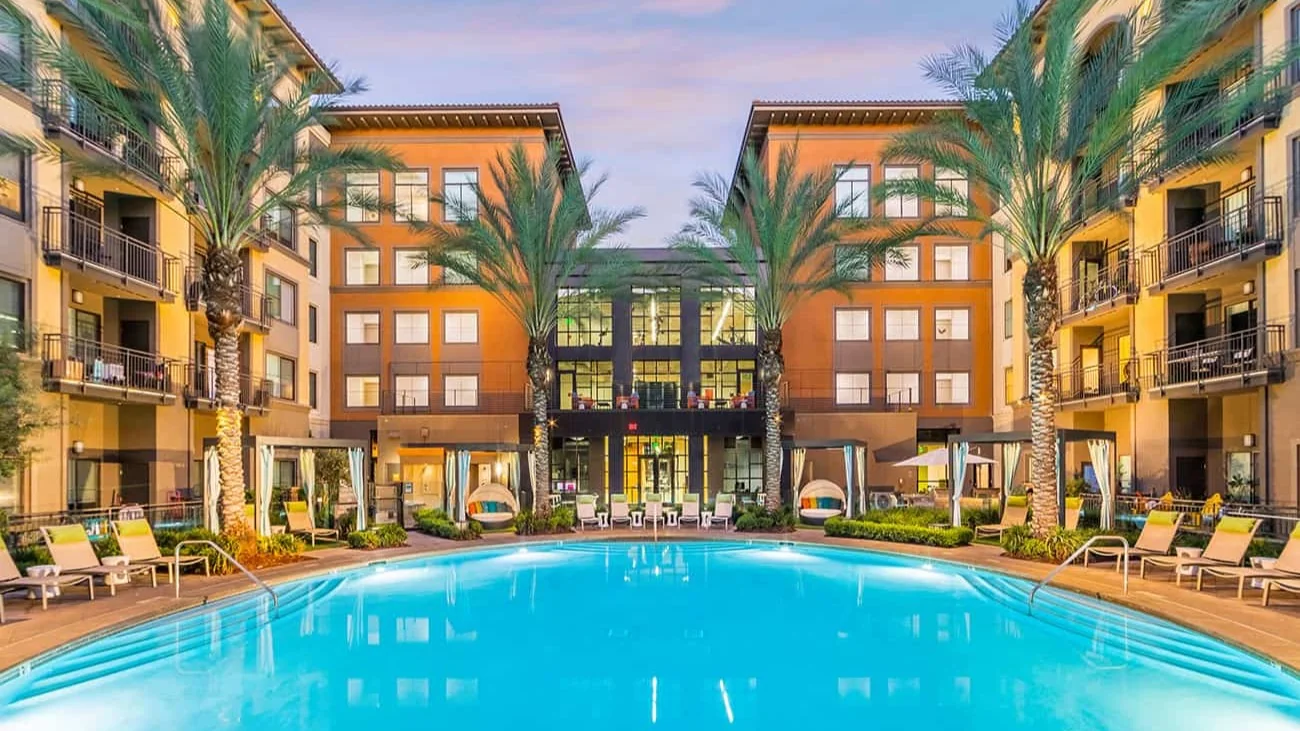 THE COLONY AT THE LAKES APARTMENTS