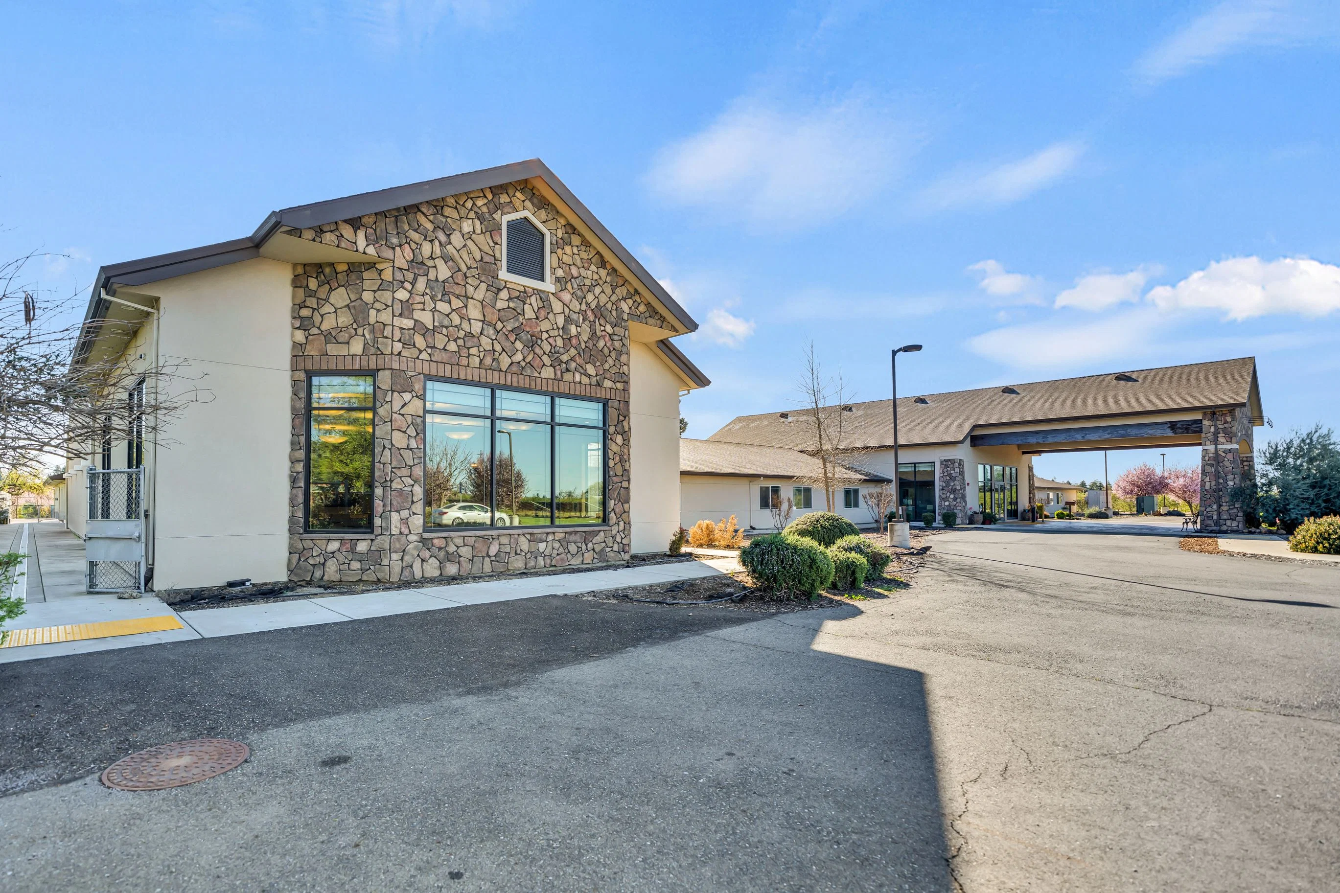 EMERALD OAKS SENIOR COMMUNITY