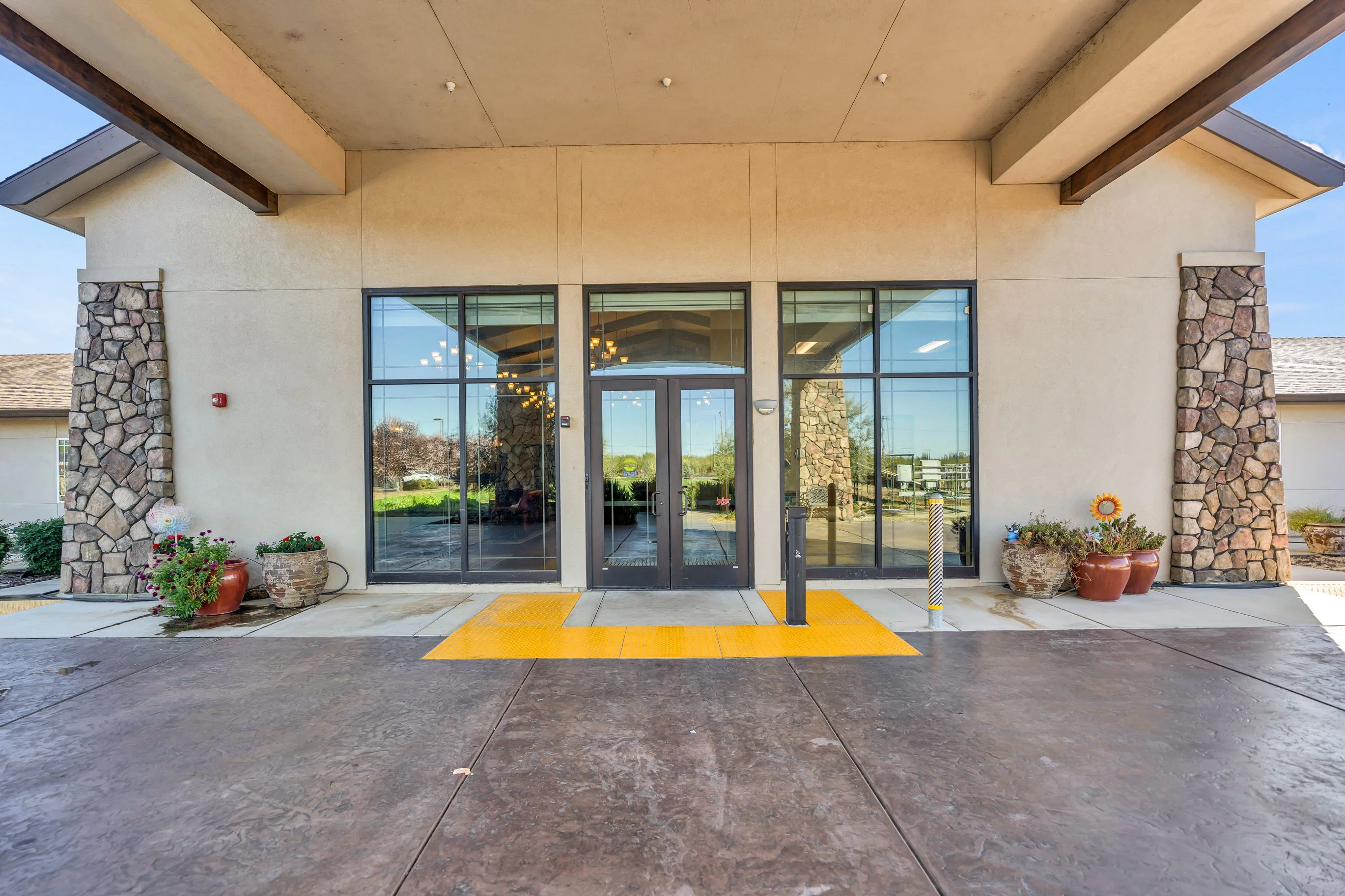 EMERALD OAKS SENIOR COMMUNITY