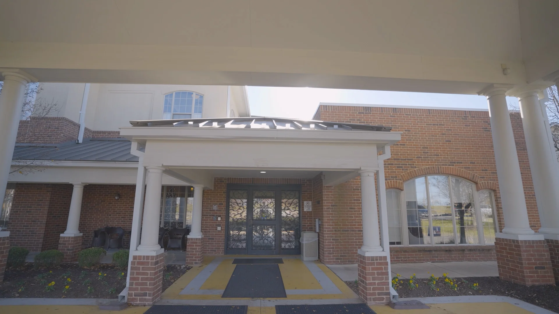 QUARTERS AT DES PERES, THE
