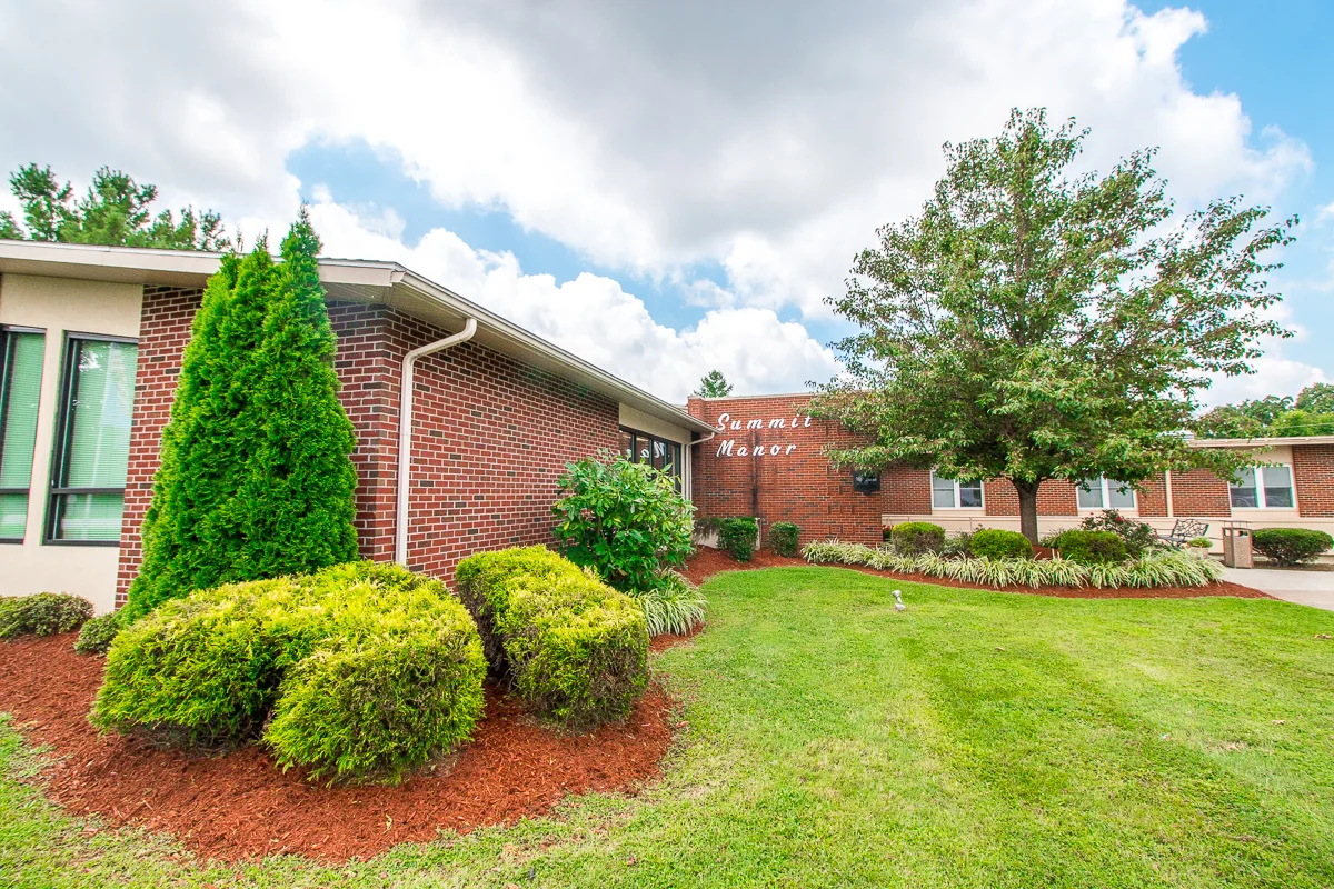 SIGNATURE HEALTHCARE AT SUMMIT MANOR REHAB & WELLNESS CENTER