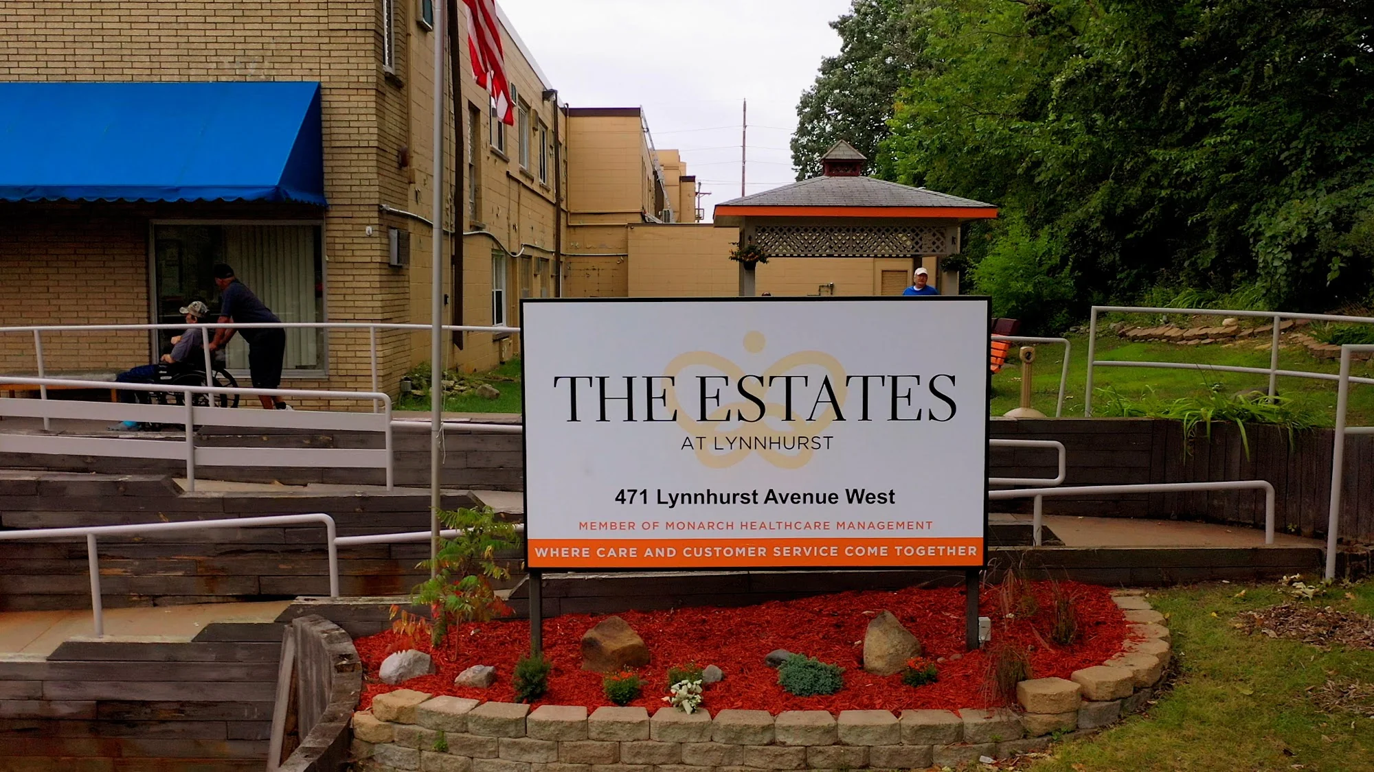 THE ESTATES AT LYNNHURST LLC